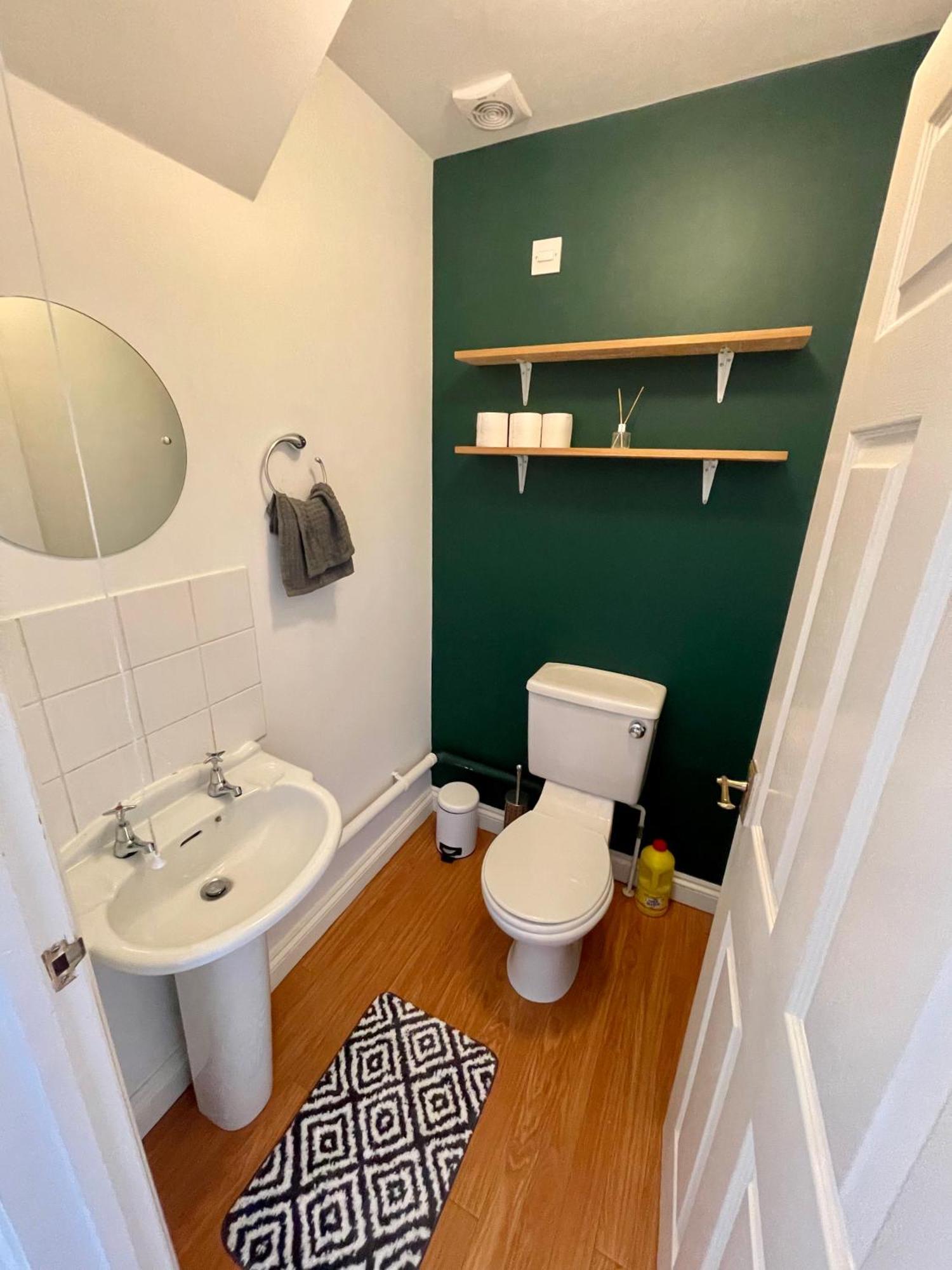 Large 5 Bed Detached House Near Stansted Airport With Parking For 2 Vehicles! Stansted Stays Stansted Mountfitchet Eksteriør bilde
